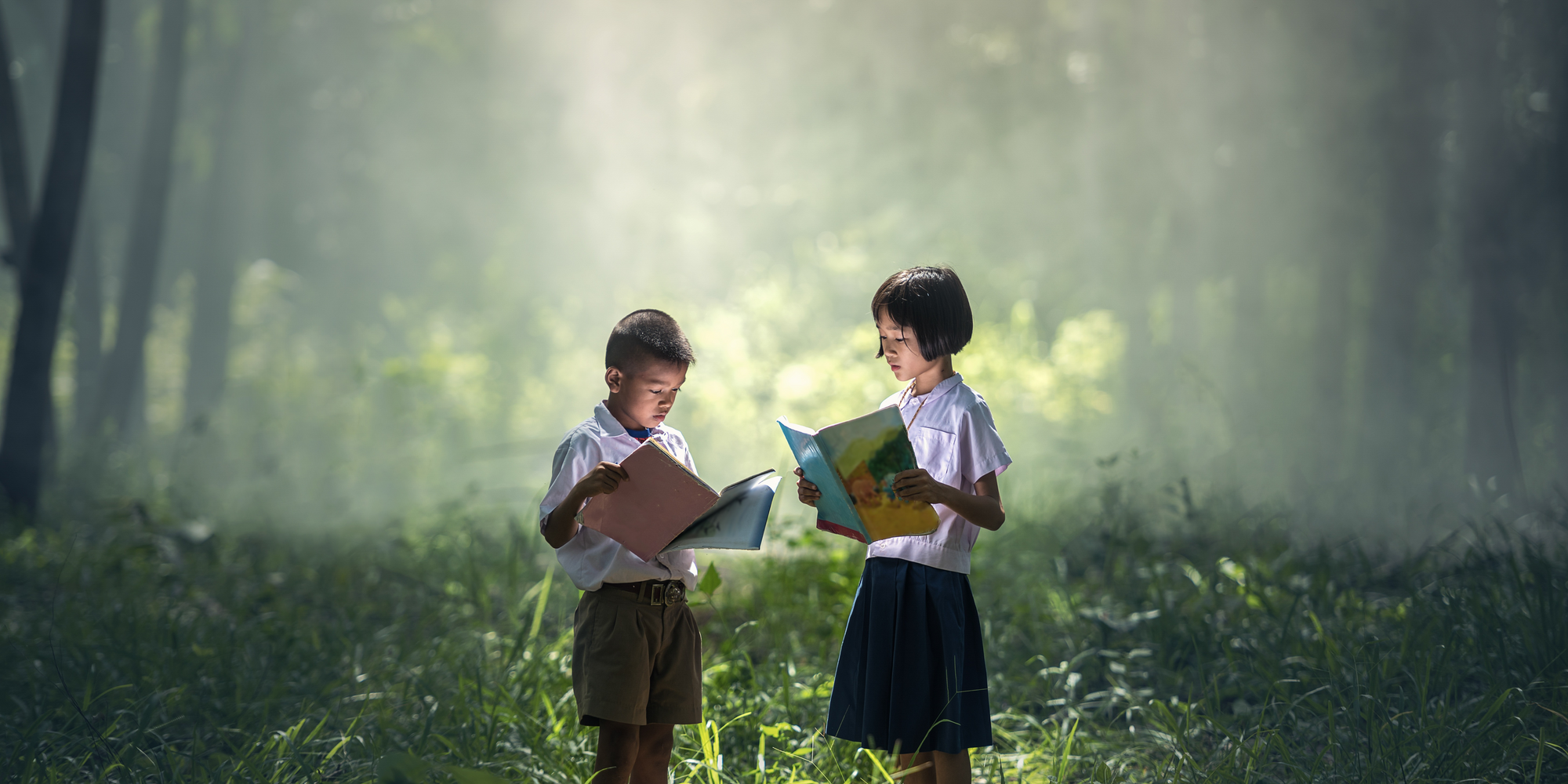 More than 10. Мальчик и девочка с книгой. Мальчик с книгой на природе. Интерес к природе. Детская фотосессия в лесу с книгой.