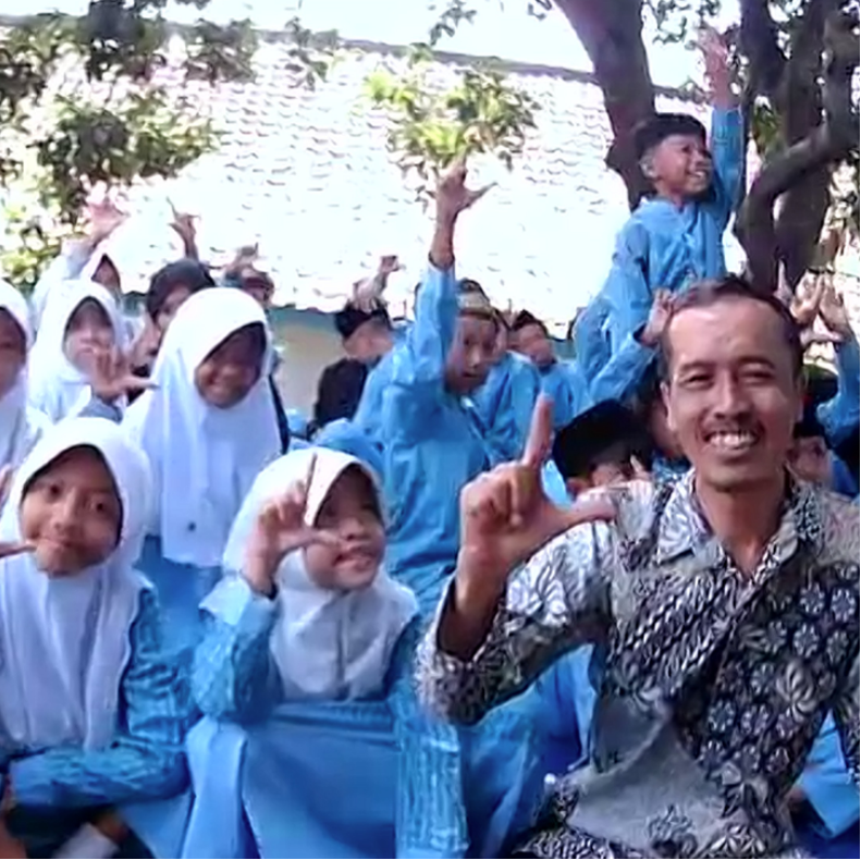 Siswa dan guru SDN Sukasirna Cilaku Cianjur merayakan penghargaan Sekolah Berbudaya Literasi